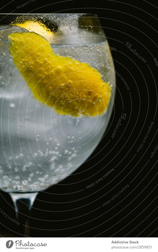 Gin Tonic Cocktail mit Zitrone auf dunklem Hintergrund Alkohol Hintergrundbild Barmann Barkeeper Getränk Bourbon kalt trinken frisch Garnierung gintonisch Glas