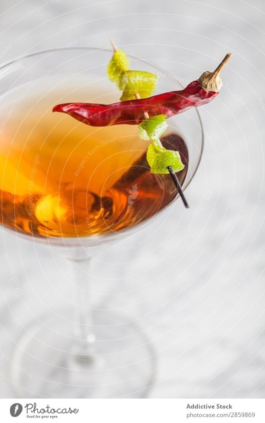 Heißer, würziger Cocktail im Martini-Glas Alkohol Barmann Barkeeper Getränk Bourbon trinken Lebensmittel frisch Garnierung Gin heiß Eis Marmor Mixologe