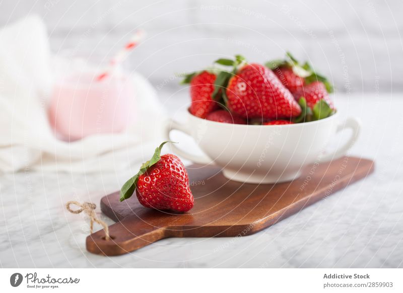 Frische Erdbeeren und Erdbeeren Milchshake trinken Lebensmittel frisch Frucht Gesundheit saftig organisch rot Trinkhalm Tisch geschmackvoll altehrwürdig Holz