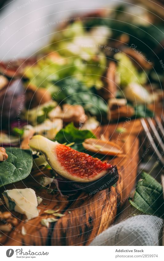 Gesunder Salat mit Salat, Feigen und Nüssen Vorspeise Käse lecker Diät Lebensmittel frisch Frucht Grissini Gesundheit Kopfsalat Mahlzeit Serviette natürlich