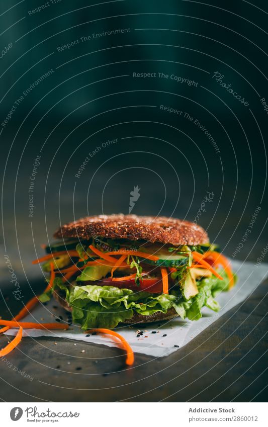 Vegetarisches Sandwich mit Salat, Gurke, Karotten-Tomate und Avocado Biografie Brot Brötchen Burger Möhre lecker deluxe Diät Öko ökologisch Lebensmittel frisch