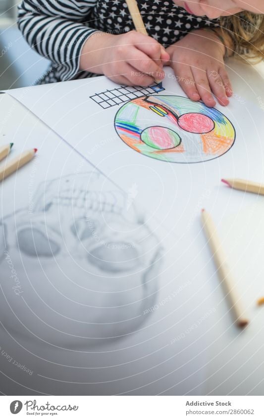 Mädchen, das eine einfache Skizze eines Schädels malt. Kunst Künstler Kohlenstoff Farbe mehrfarbig Kreativität zeichnen Zeichnung Hand Grafik u. Illustration