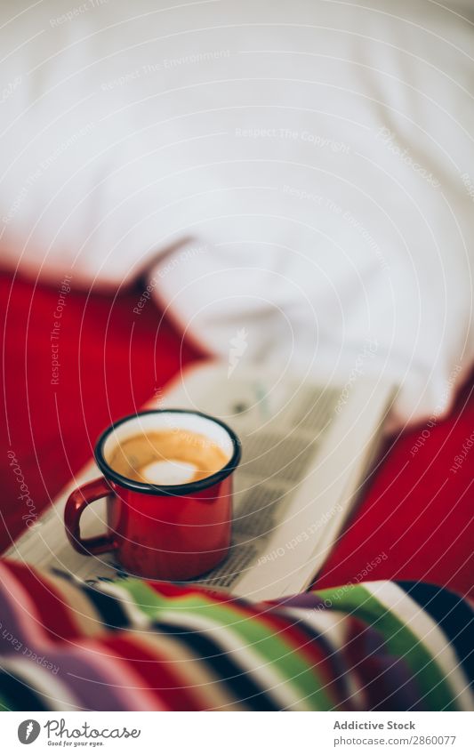 Espresso-Kaffee in Email-Tasse auf dem Bett aromatisch Bettwäsche Getränk Frühstück braun Koffein trinken Emailleschüssel Schaum Lebensmittel heiß Morgen Zucker