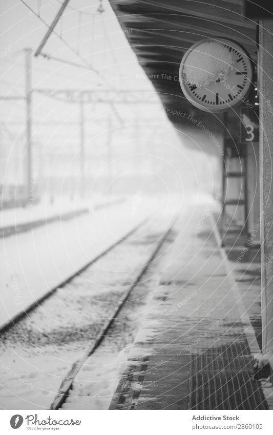 Gefrorene Uhr im verschneiten Bahnhof Antiquität kalt Frost gefroren industriell Außenaufnahme Bahnsteig Eisenbahn retro Schnee Schneefall Station Verkehr