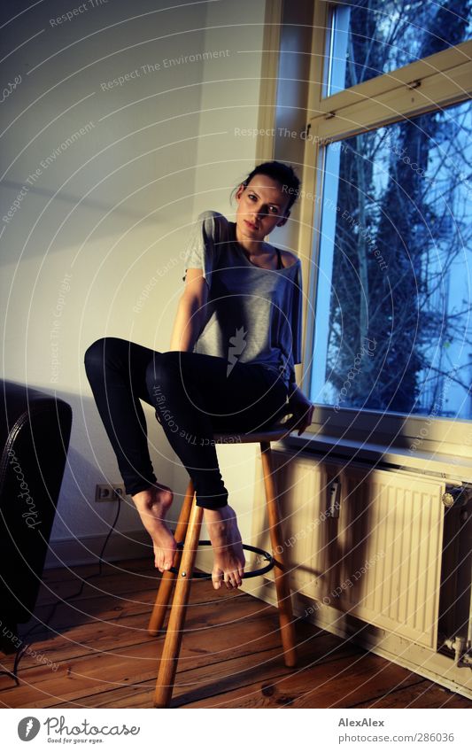 5 lange Beine elegant Stil Design schön Möbel Hocker Heizung Fenster Junge Frau Jugendliche Körper Fuß 18-30 Jahre Erwachsene Barfuß Holz Glas glänzend sitzen