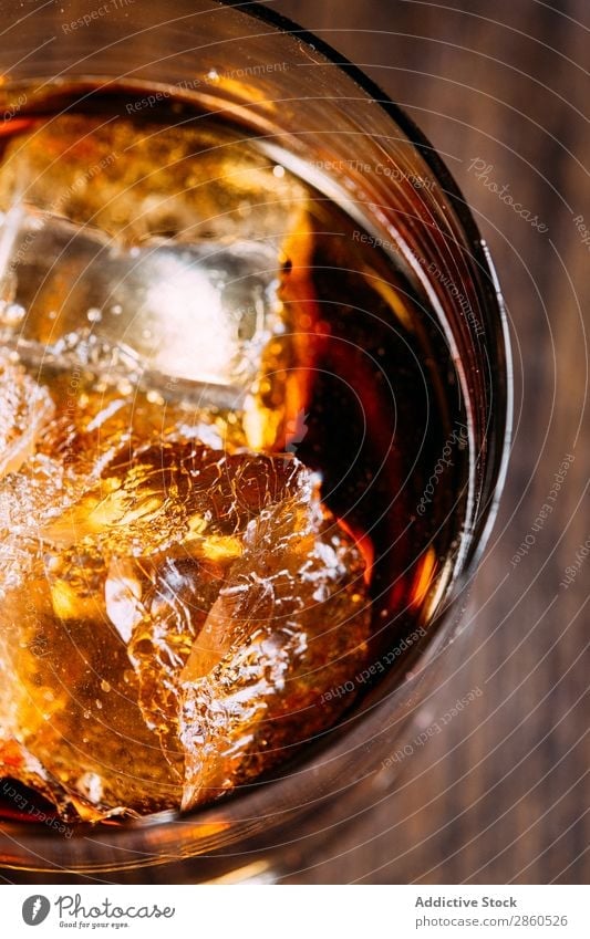 Ein Glas Whiskey auf einem Holztisch Alkohol Amber Hintergrundbild Bar Barmann Barkeeper Getränk Flasche Bourbon Weinbrand Cognac dunkel trinken gold Eis Rum