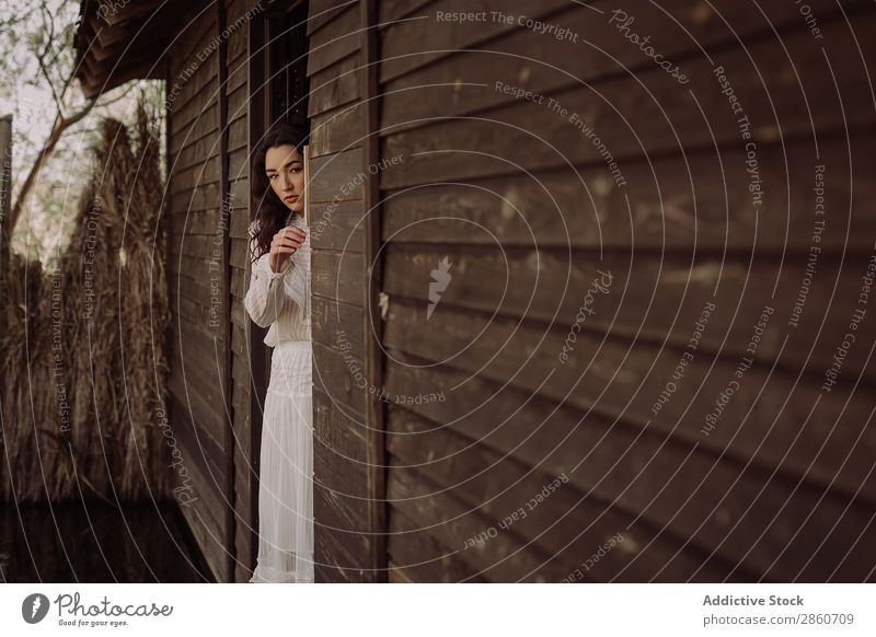 Träumendes Modell in weißer, schiefer Wand Frau rustikal Kleid altehrwürdig träumen ländlich Haus Bekleidung Stil Einsamkeit altmodisch Körperhaltung Natur