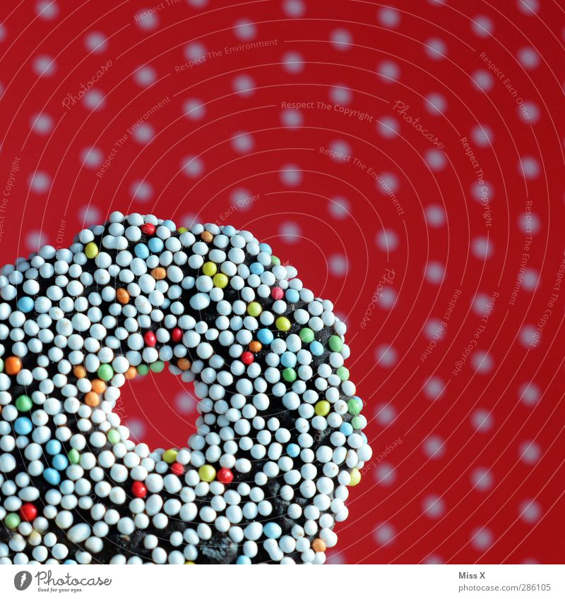 Punkt 2.0 Lebensmittel Süßwaren Schokolade Ernährung lecker rund süß mehrfarbig Punktmuster Zuckerperlen rot gepunktet kringel Farbfoto Nahaufnahme Muster