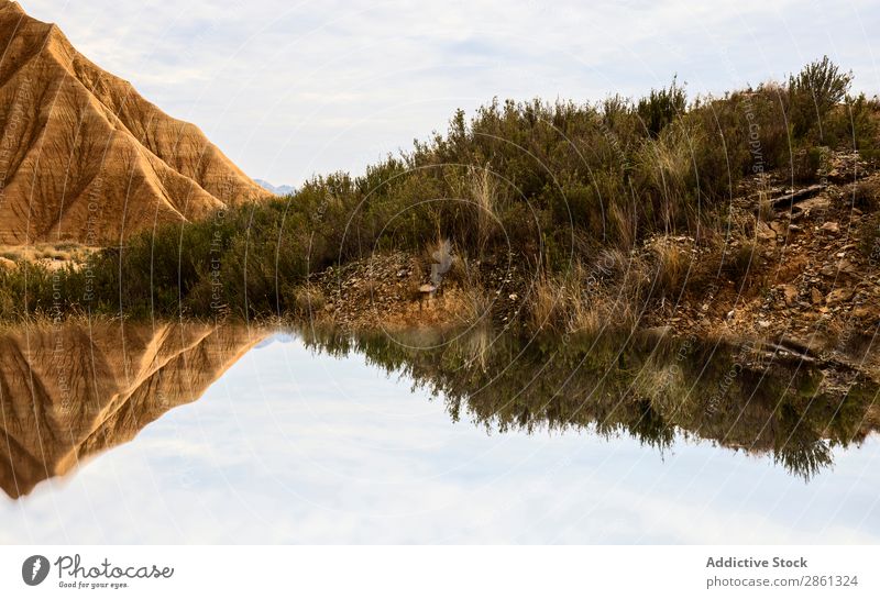 Wasser in der Nähe von steinernen Wüstenhügeln Hügel Berge u. Gebirge Oberfläche bardenas reales Spanien Navarra Waldwiese Schlucht Stein erstaunlich wunderbar