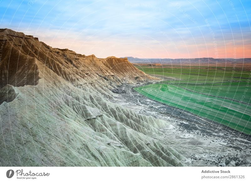 Steinwüstenhügel in der Nähe des grünen Feldes Hügel Berge u. Gebirge Himmel bardenas reales Spanien Navarra Wüste blau Wiese erstaunlich Schlucht wunderbar Tal