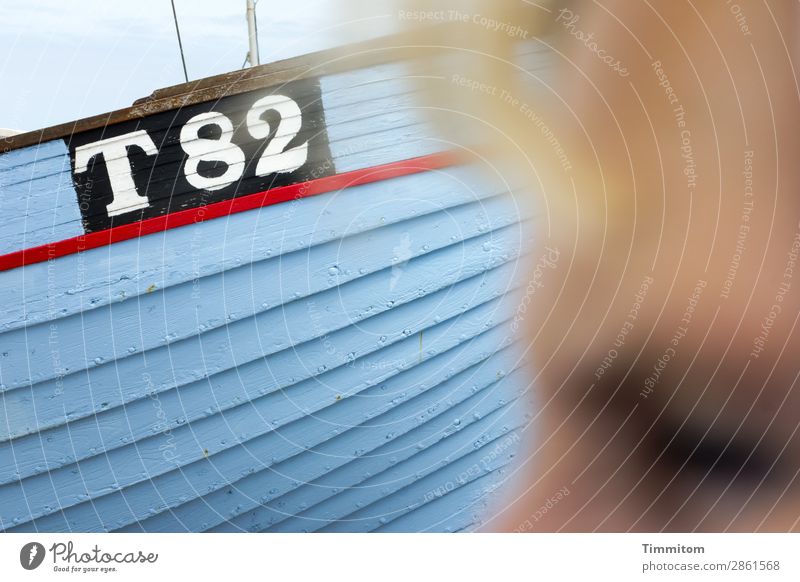 Ausblick... Ferien & Urlaub & Reisen 1 Mensch Schönes Wetter Dänemark Schifffahrt Fischerboot Holz Schriftzeichen Ziffern & Zahlen Blick blau rot schwarz weiß
