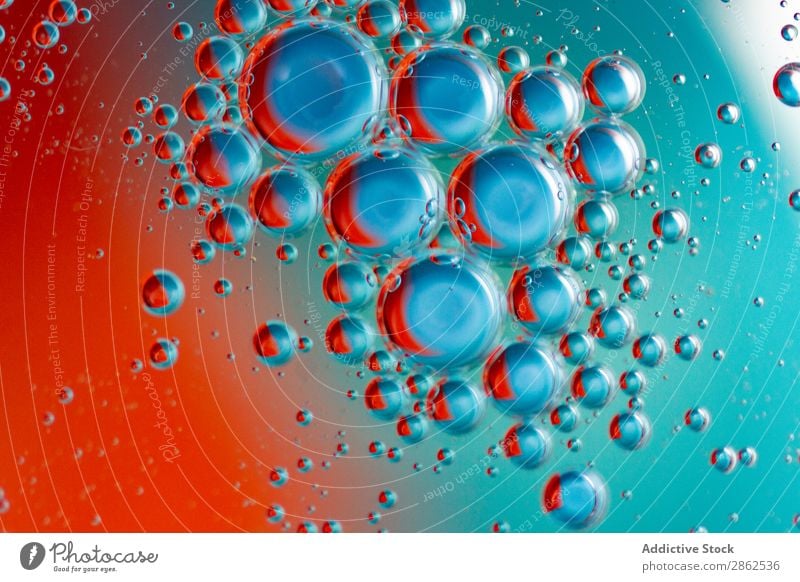 Abstrakte blaue und rote Wasserblasen Blase Glas abstrakt viele Makroaufnahme liquide durchsichtig Tropfen Sauberkeit frisch nass platschen anschaulich