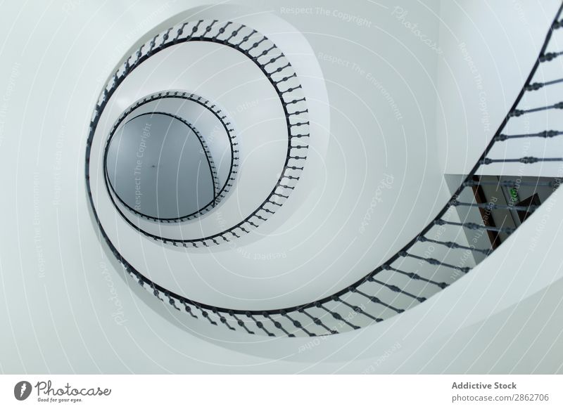 Moderne Wendeltreppen im Innenbereich Treppe Spirale modern Architektur Design Innenarchitektur Strukturen & Formen Kurve Gebäude abstrakt Schritt rund