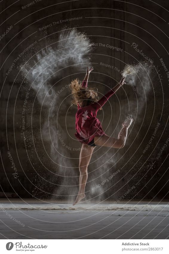 Junge Frau zwischen Nebel in der Dunkelheit Balletttänzer Ballerina Pulver Tanzen Kleid Beine Hand erhöht Leistung Raum rot elegant dunkel Kunst Pose Show