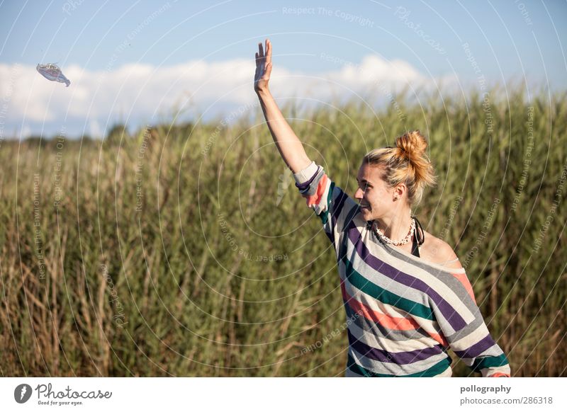Vorsicht UFO! Mensch feminin Junge Frau Jugendliche Erwachsene Leben Körper 1 18-30 Jahre Natur Landschaft Pflanze Himmel Wolken Sommer Schönes Wetter Gras