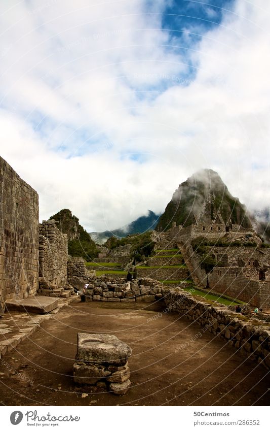 Machu Picchu, Peru Südamerika Cuzco Machu Pichu Apokalypse Weltkulturerbe Außenaufnahme Farbfoto Starke Tiefenschärfe Wolken Pflanze