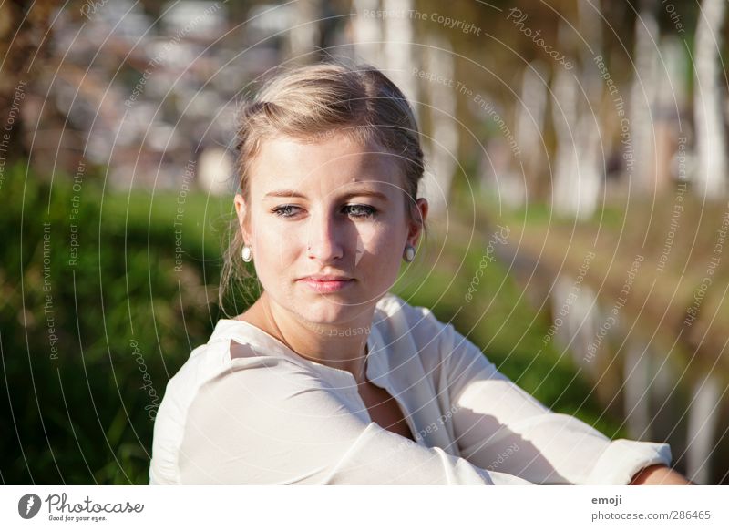 birch feminin Junge Frau Jugendliche 1 Mensch 18-30 Jahre Erwachsene blond schön Farbfoto Außenaufnahme Tag Schwache Tiefenschärfe Porträt