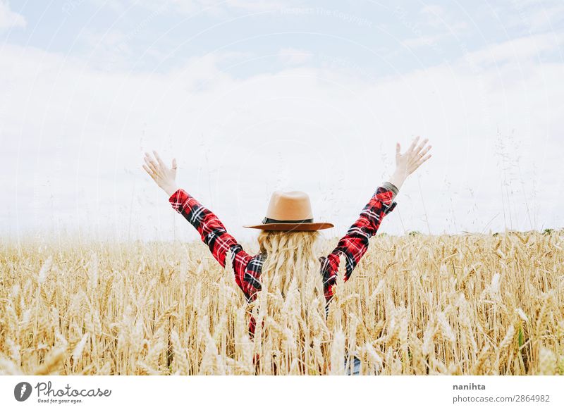 Junge Cowgirl auf einem Getreidefeld Lifestyle Freude schön Wellness Leben Wohlgefühl Freiheit Sommer Landwirtschaft Forstwirtschaft Industrie Mensch feminin