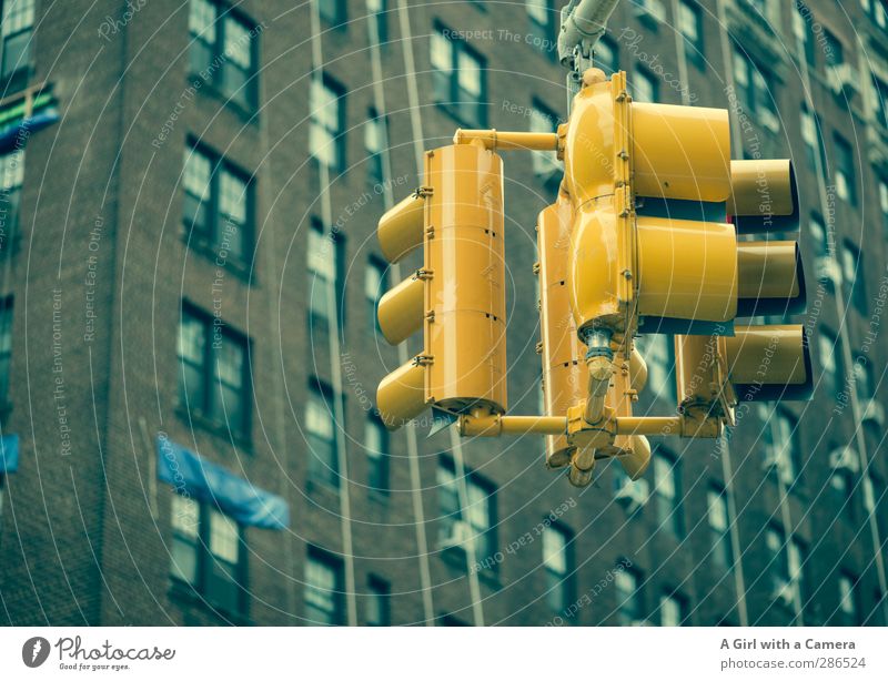 impatience New York City Stadt Stadtzentrum Haus Hochhaus Mauer Wand Fassade Fenster Ampel gelb warten Ungeduld Verkehr mehrfarbig Außenaufnahme Experiment