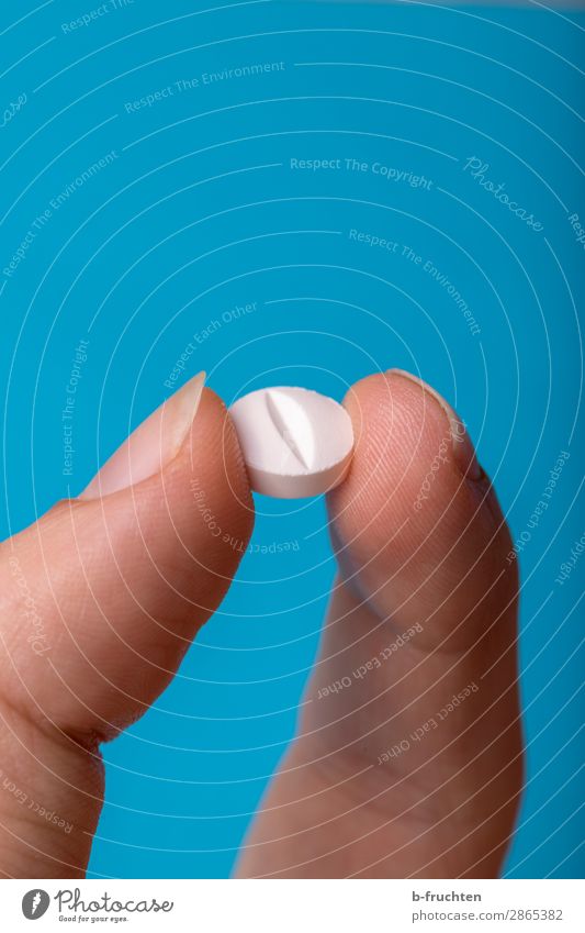 Tablette Gesundheit Gesundheitswesen Behandlung Rauschmittel Medikament Finger wählen festhalten blau Die Pille Sucht einnehmen Arzt Pharmazie Pharma Produktion