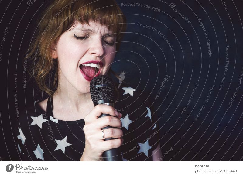 Junge Frau singt ein Lied mit einem Mikrofon. Gesicht Technik & Technologie Mensch feminin Jugendliche Erwachsene 1 18-30 Jahre Kunst Punk Musik Konzert Sänger