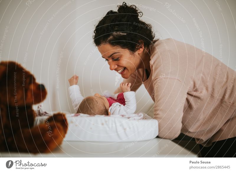 Mutter lächelt das Baby an. Lifestyle Mensch feminin Kind Erwachsene 2 0-12 Monate 18-30 Jahre Jugendliche beobachten berühren Kommunizieren Lächeln Liebe