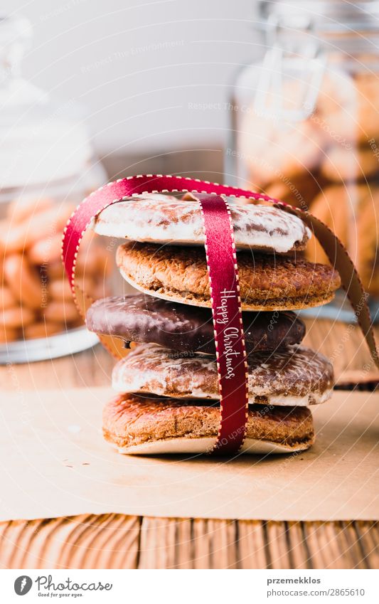 Ein Paar Lebkuchenplatzchen In Rot Eingewickelt Auf Holztisch Ein Lizenzfreies Stock Foto Von Photocase