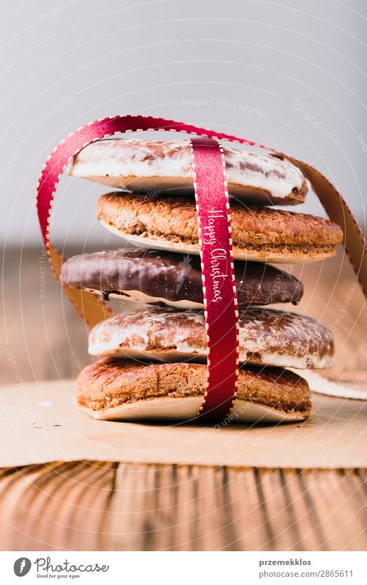 Ein paar Lebkuchenkekse in rotes Band gehüllt Frohe Weihnachten Dessert Ernährung Essen Diät Tisch Schnur genießen lecker braun backen Bäckerei Biskuit