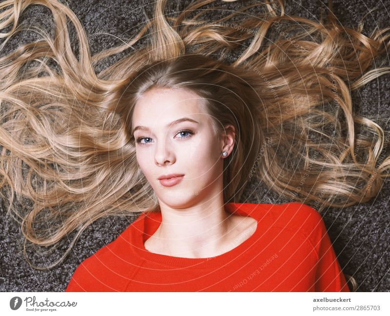 weiblicher Teenager mit langen blonden Haaren Mensch feminin Junge Frau Jugendliche Erwachsene 1 13-18 Jahre 18-30 Jahre Haare & Frisuren langhaarig liegen