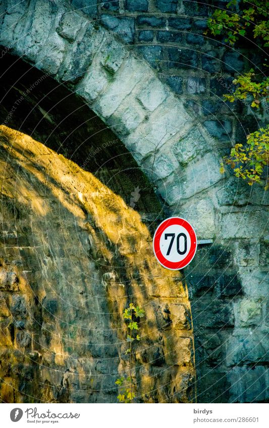 70er Zone Brücke Tunnel Bauwerk Verkehrswege Autofahren Verkehrszeichen Verkehrsschild Geschwindigkeitsbegrenzung leuchten alt Originalität bizarr Ordnung Stadt