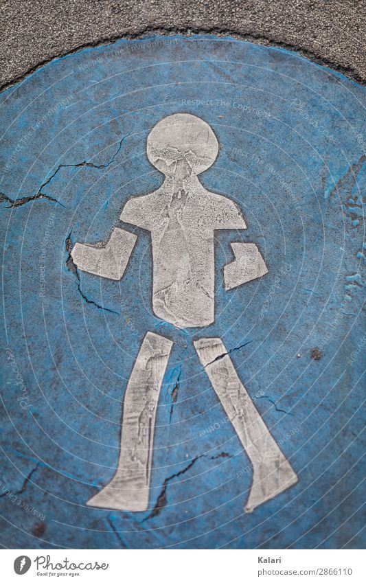 Straßenmarkierung Symbol laufender Mensch auf dem Boden Österreich Blau schmutzig abgenutzt Bodenmarkierung Männchen Ampelmännchen Fußweg Fußgänger