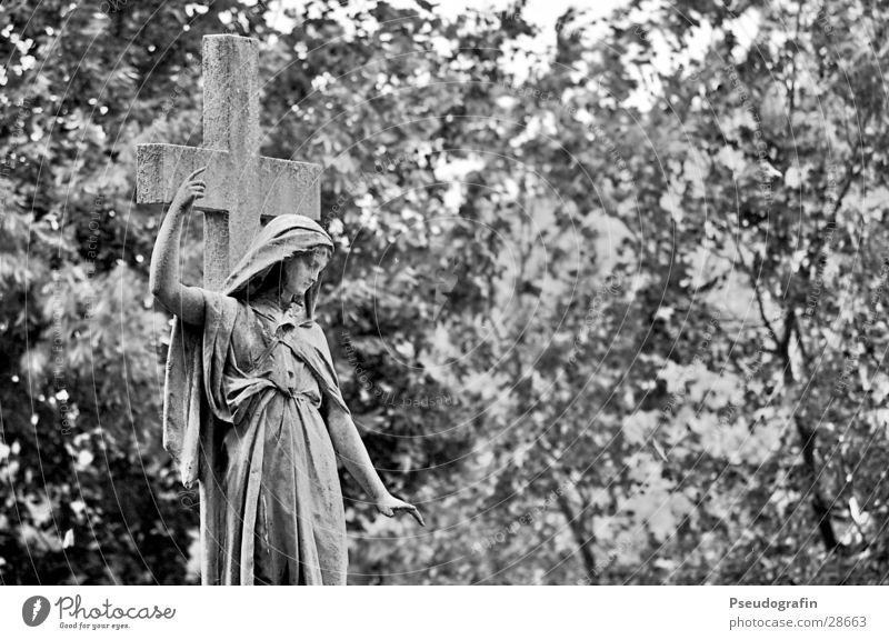 graveyard Skulptur Park historisch Traurigkeit Trauer Tod Statue gestikulieren Schwarzweißfoto Außenaufnahme Blick nach unten