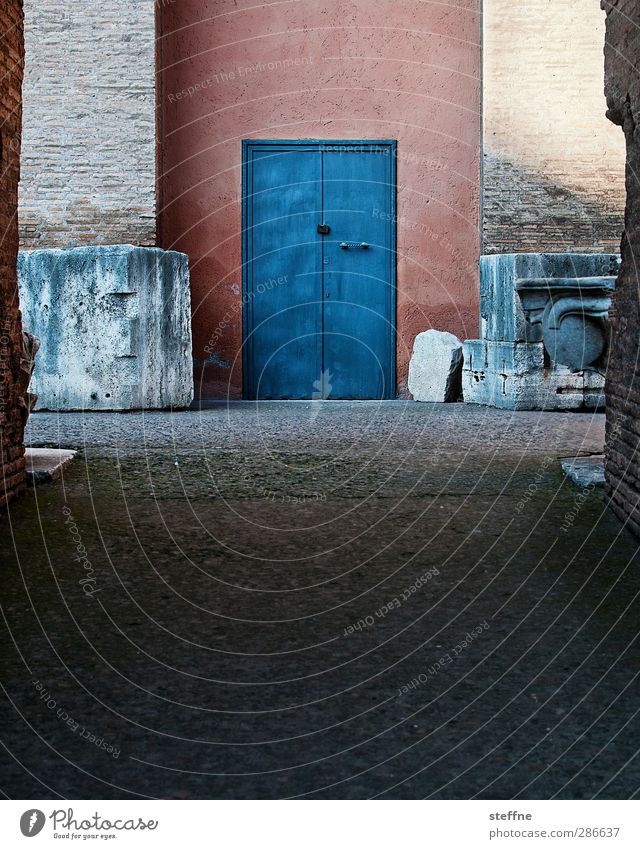 Antiquität Rom Italien Altstadt Ruine Gebäude Mauer Wand Fassade Tür Sehenswürdigkeit Denkmal Kolosseum ästhetisch Säule Antike Ziegelbauweise Farbfoto