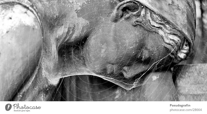 Trauernde Gesicht Skulptur Stein alt dreckig dunkel historisch Güte trösten Traurigkeit Tod Statue Spinnennetz Friedhof Schwarzweißfoto Außenaufnahme