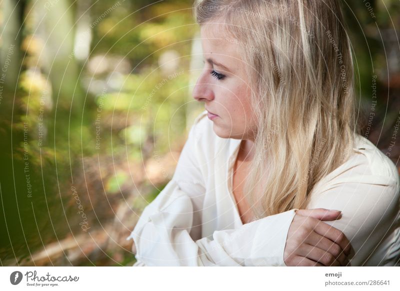 hell feminin Junge Frau Jugendliche 1 Mensch 18-30 Jahre Erwachsene blond natürlich grün Farbfoto Außenaufnahme Tag Schwache Tiefenschärfe Porträt Profil