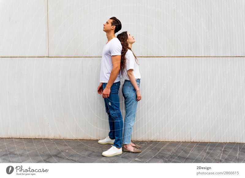 Porträt eines unglücklichen frustrierten Paares, das Rücken an Rücken steht. Lifestyle Freude Mensch Junge Frau Jugendliche Junger Mann Erwachsene