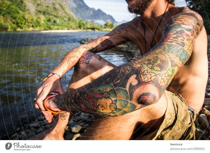 gezeichnet Mann Mensch Jugendliche Junger Mann Natur maskulin Außenaufnahme See Fluss Nahaufnahme Bart nackt Oberkörper Sommer Sonne Sonnenstrahlen Haut Tattoo