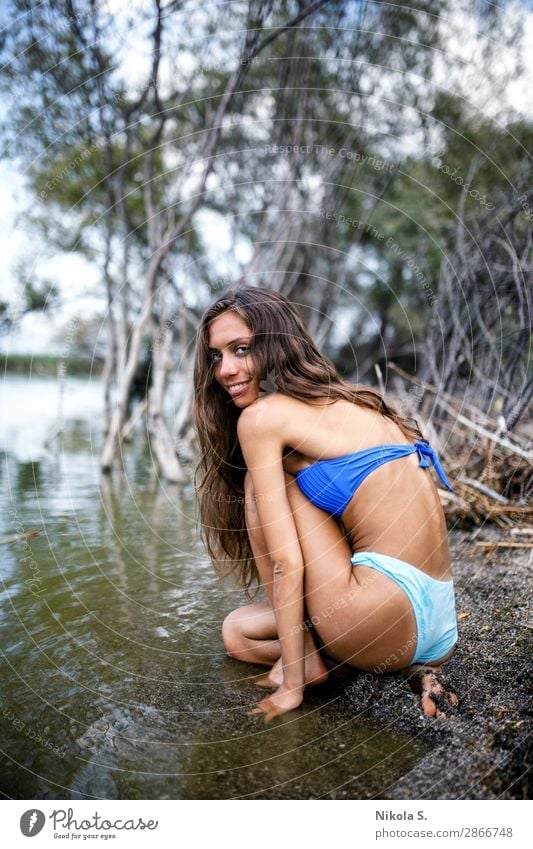 sexy Mädchen im Bikini auf einem kleinen Strand in tropischen Sumpf Umgebung schön Körper Erholung Ferien & Urlaub & Reisen Abenteuer Sommer Sommerurlaub