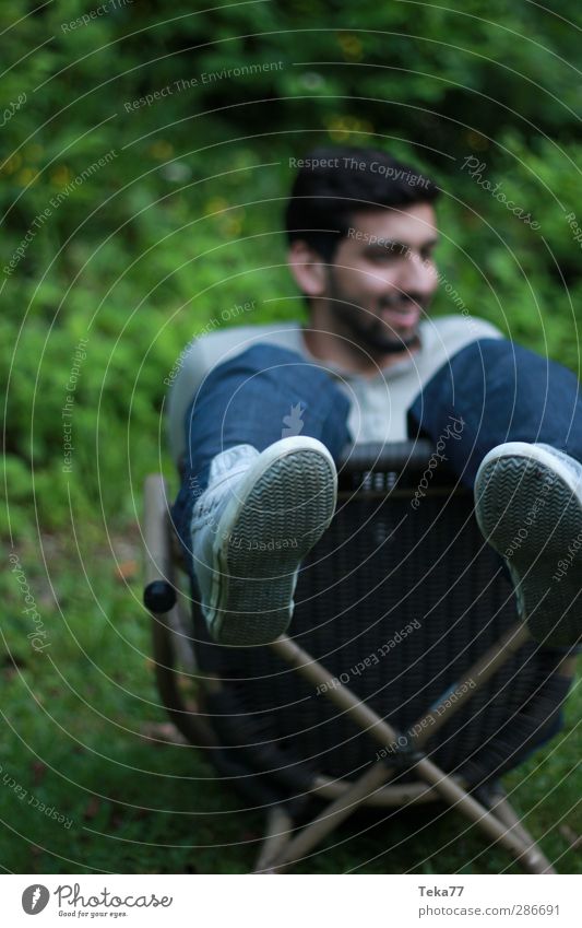 Im Garten Mensch maskulin Junger Mann Jugendliche Leben 1 18-30 Jahre Erwachsene Umwelt Natur Sommer Gras Sträucher Freude Glück Fröhlichkeit Zufriedenheit