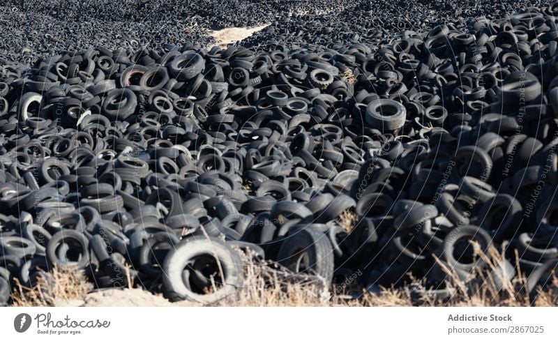 Haufen alter Reifen zwischen den Feldern riesig PKW Anhäufung Himmel Schönes Wetter Wolken Wiese Gummi schwarz Stapel gebraucht Rad Müllhalde Natur