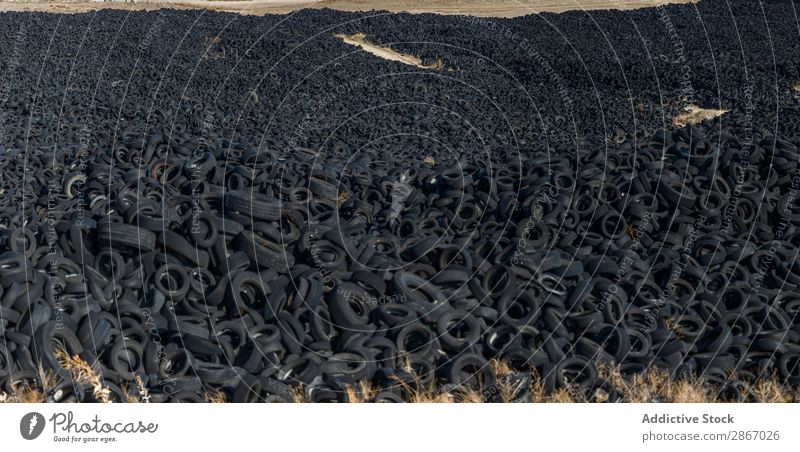 Haufen alter Reifen zwischen den Feldern riesig PKW Anhäufung Himmel Schönes Wetter Wolken Wiese Gummi schwarz Stapel gebraucht Rad Müllhalde Natur