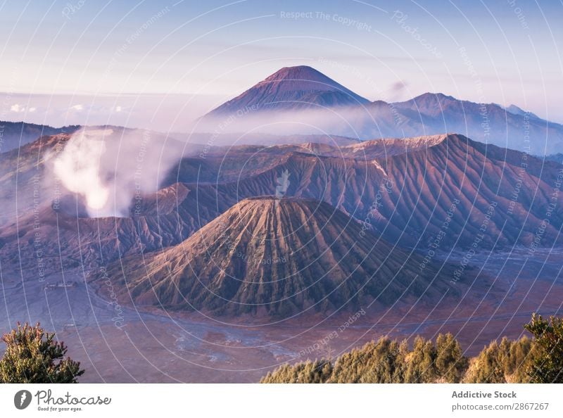 Erstaunlicher Blick auf hohe Berge und blauen Himmel Berge u. Gebirge Vulkan Wolken Mount Bromo Java-Insel Indonesien malerisch Aussicht erstaunlich Höhe