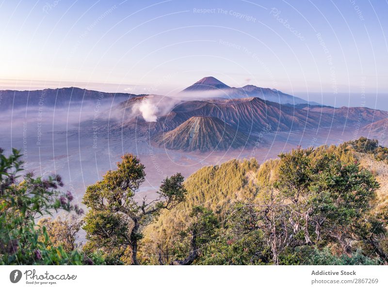 Erstaunlicher Blick auf hohe Berge und blauen Himmel Berge u. Gebirge Vulkan Wolken Mount Bromo Java-Insel Indonesien malerisch Aussicht erstaunlich Höhe