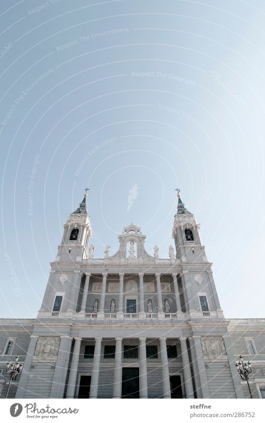 Jesus, hilf! Himmel Wolkenloser Himmel Schönes Wetter Madrid Spanien Hauptstadt Altstadt Kirche Dom ästhetisch Religion & Glaube Gebet Gott
