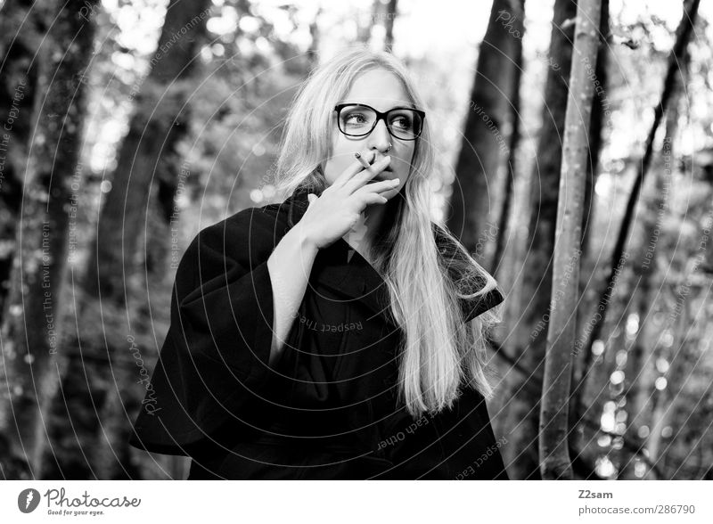 madame elegant Stil Rauchen feminin Junge Frau Jugendliche 1 Mensch 18-30 Jahre Erwachsene Umwelt Natur Landschaft Herbst Baum Sträucher Wald Jacke Brille blond