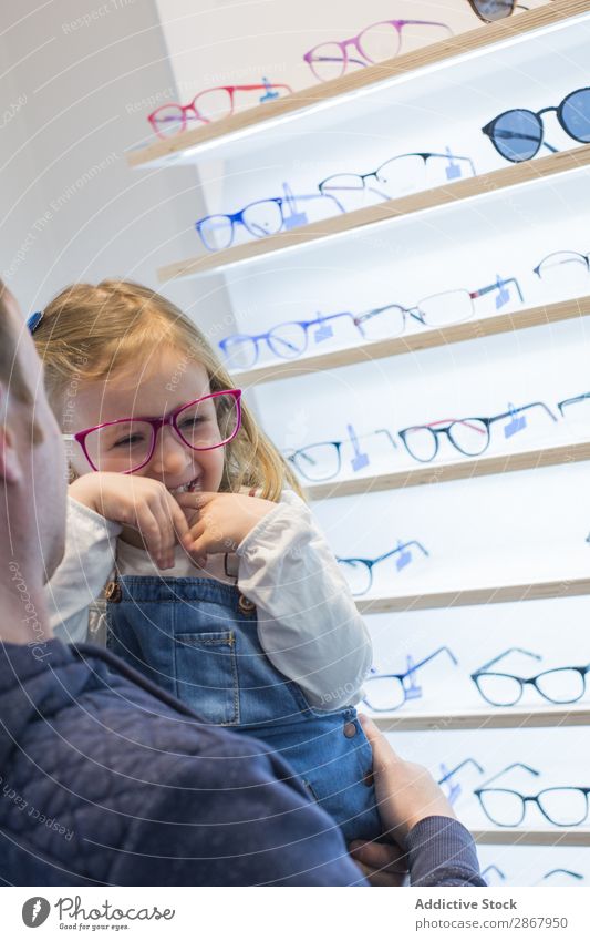 Junges Mädchen probiert eine Brille an Kind Auge Mode Brillenträger Linse Ophtalmologe Optiker Blick Sonnenbrille Sehvermögen Lager kaufen Porträt
