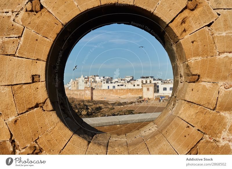 Steindenkmal mit Rundloch Denkmal Stadt antik Essaouira Marokko rund Golfloch abstrakt Felsen Kreis Himmel blau malerisch Aussicht alt Architektur Gebäude