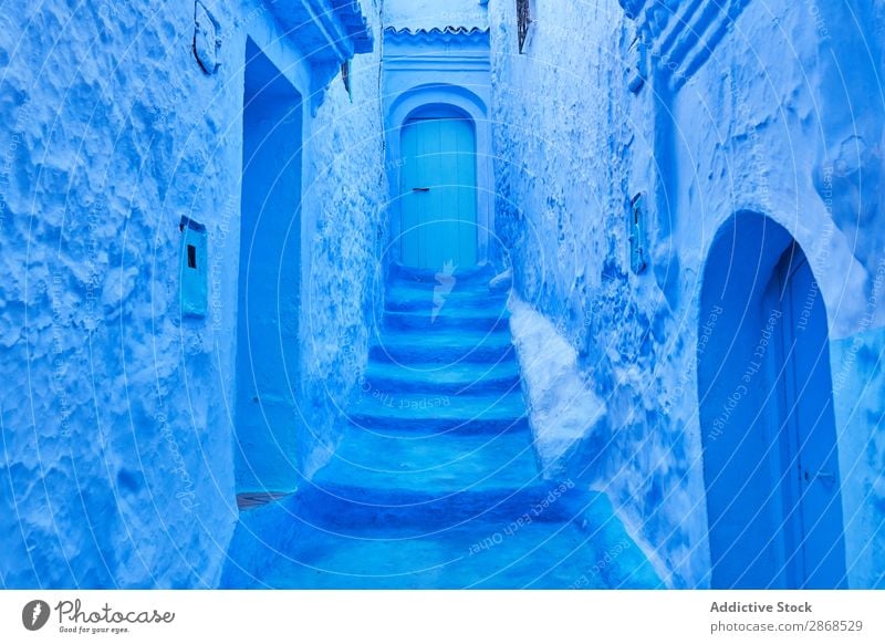 Schmaler Weg zur Tür zwischen alten Gebäuden Marrakesch Marokko erstaunlich blau antik Stein Haus schmal Architektur abstrakt Skyline historisch Konstruktion