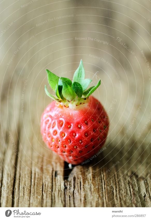 KönigsErdbeere Lebensmittel Frucht Ernährung Essen Bioprodukte grün rot Erdbeeren lecker geschmackvoll Holztisch Blatt Beeren saftig Sommer Farbfoto