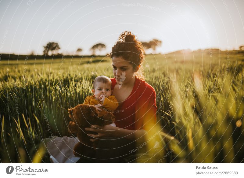 Mutter mit Tochter auf den Feldern Mutterschaft Zusammensein Zusammengehörigkeitsgefühl authentisch Kaukasier Herbst Frühling Eltern Kind